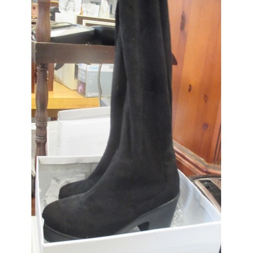 93 - PAIR OF LADIES THIGH LENGTH BOOTS WITH HEELS BY 