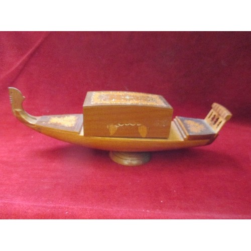 203 - A MID 20TH CENTURY ITALIAN SORRENTO WARE MUSICAL CIGARETTE BOX IN THE SHAPE OF A VENETIAN GONDOLA. T... 