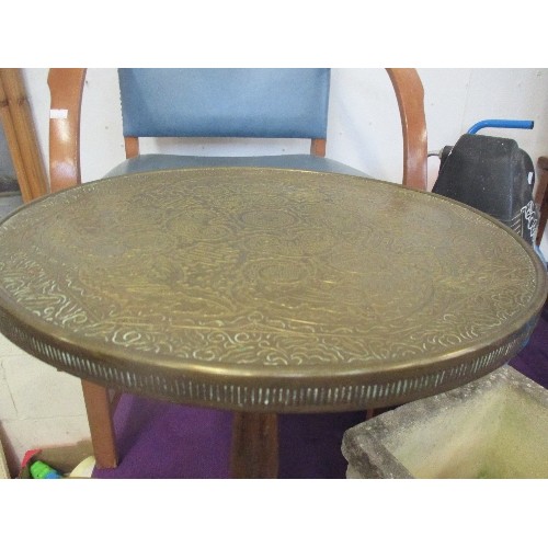 129 - VINTAGE ORIENTAL DESIGN BRASS TOP TABLE ON TURNED WOODEN BASE - 45CM DIA