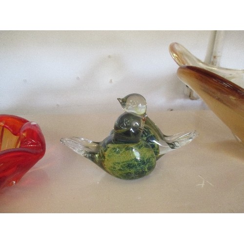 66 - MDINA LOVE BIRDS, LARGE ART GLASS BOWL AND PAIR OF RED ASHTRAYS