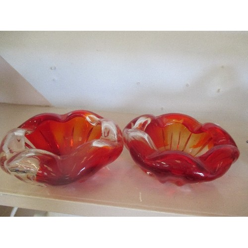 66 - MDINA LOVE BIRDS, LARGE ART GLASS BOWL AND PAIR OF RED ASHTRAYS