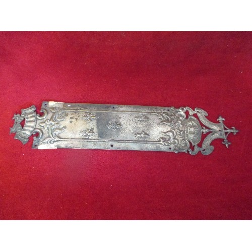 45 - A BEAUTIFUL 19TH CENTURY FRENCH SILVER PLATED FINGER DOOR PLATE WITH A FLEUR DE LIS CROWN AND SWAG D... 