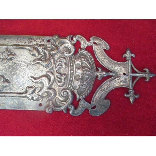 45 - A BEAUTIFUL 19TH CENTURY FRENCH SILVER PLATED FINGER DOOR PLATE WITH A FLEUR DE LIS CROWN AND SWAG D... 