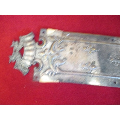 45 - A BEAUTIFUL 19TH CENTURY FRENCH SILVER PLATED FINGER DOOR PLATE WITH A FLEUR DE LIS CROWN AND SWAG D... 