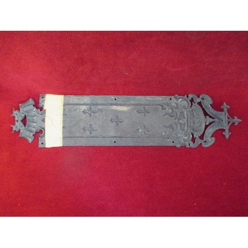 45 - A BEAUTIFUL 19TH CENTURY FRENCH SILVER PLATED FINGER DOOR PLATE WITH A FLEUR DE LIS CROWN AND SWAG D... 