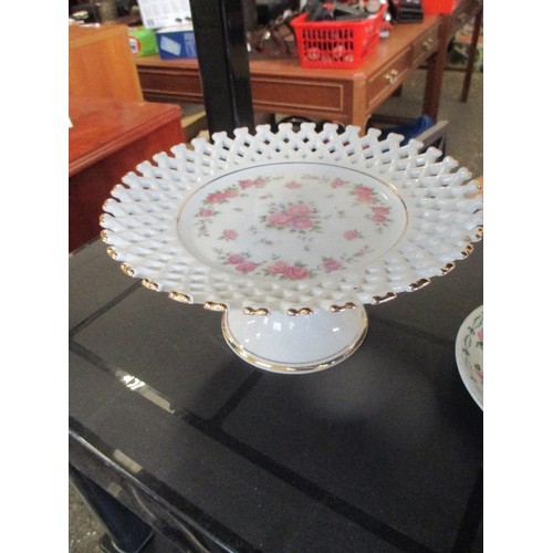 314A - DECORATVE CAKE PLATE IN WHITE WITH PINK ROSE PLUS A SIMILAR STYLE DRESSING TABLE SET