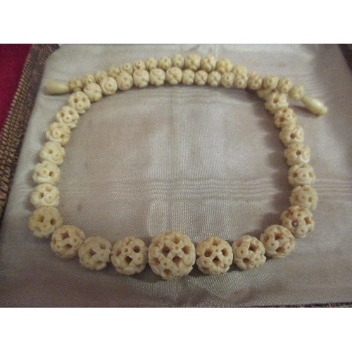 18 - A VINTAGE CARVED BONE NECKLACE