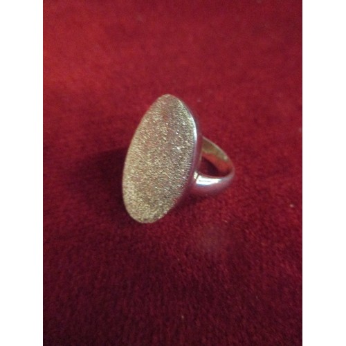 39 - LARGE 925 SILVER RING WITH UNUSUAL HAMMERED FINISH - 11 GRAMS - SIZE N