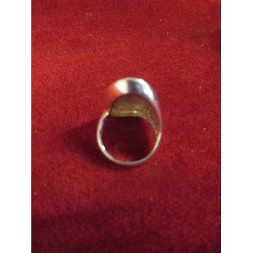 39 - LARGE 925 SILVER RING WITH UNUSUAL HAMMERED FINISH - 11 GRAMS - SIZE N