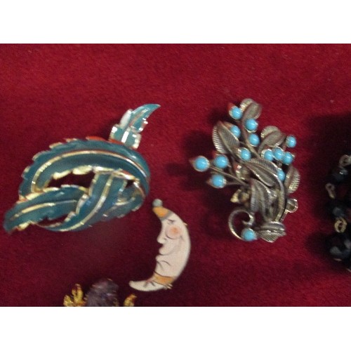 40 - COLLECTION OF BROOCHES - SOME VINTAGE. INCLUDES TIGER WITH BLACK ENAMEL STRIPES & DIAMANTE, DIAMANTE... 