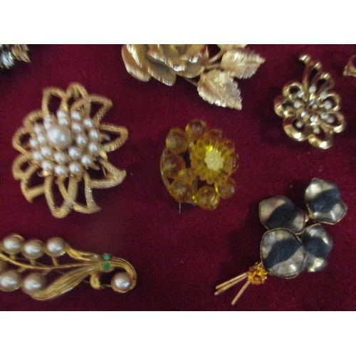 40 - COLLECTION OF BROOCHES - SOME VINTAGE. INCLUDES TIGER WITH BLACK ENAMEL STRIPES & DIAMANTE, DIAMANTE... 