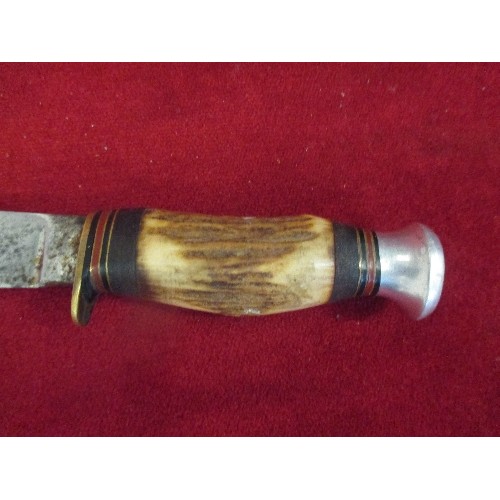 47 - SMALL VINTAGE KNIFE WITH HORN HANDLE, RED, BLACK AND BRASS BANDING - 23CM L