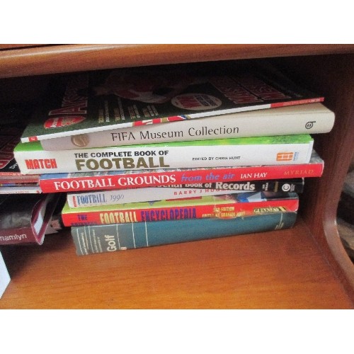 383 - LARGE QUANTITY OF ARSENAL AND FOOTBALL BOOKS