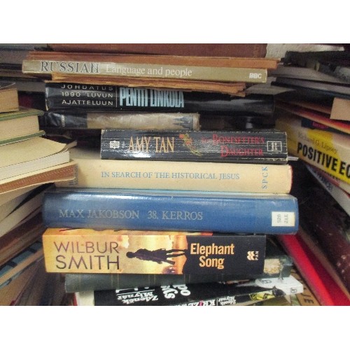 419 - LARGE QUANTITY OF MIXED BOOKS - WILBUR SMITH, PENGUIN BOOKS ETC