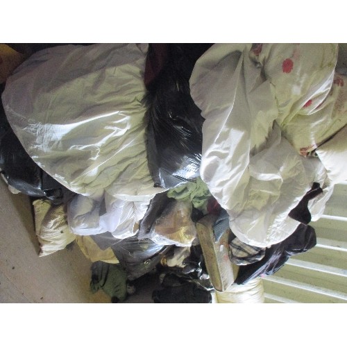 512 - LARGE QUANTITY OF LINEN AND CLOTHING