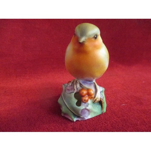 2 - ROYAL WORCESTER BONE CHINA WREN (3198) AND ROBIN (3197), HANDPAINTED - BOTH IN GOOD COND . 7CM