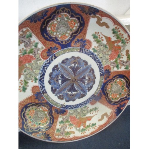 181 - A GOOD PAIR OF VERY LARGE AND DECORATIVE LATE 19TH CENTURY JAPANESE IMARI CHARGERS THE CENTRAL PANEL... 