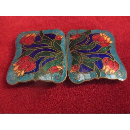 22 - A BEAUTIFUL ART NOUVEAU CLOISONNE ENAMEL BELT BUCKLE WITH TULIP DESIGN ON GILT BRASS. IN GOOD CONDIT... 