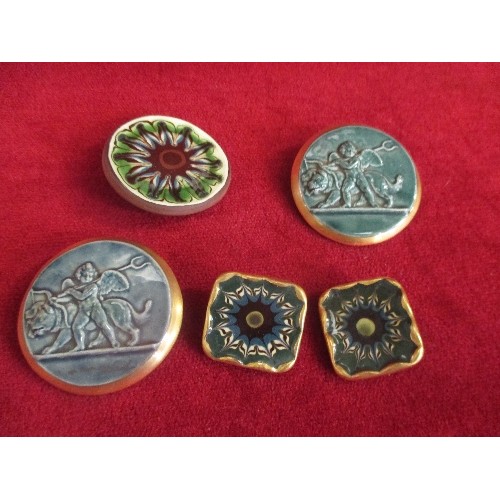 23 - A COLLECTION OF FIVE 20TH CENTURY ARTS AND CRAFTS STYLE CERAMIC ROUNDEL BROOCHES, TWO WITH MOULDED C... 