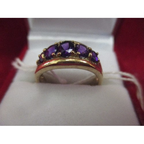 24 - A LOVELY QUALITY 9CT GOLD RING SET WITH 5 GRADUATED AMETHYSTS, LONDON HALLMARK, SIZE P/Q, 4.9 GRAMS