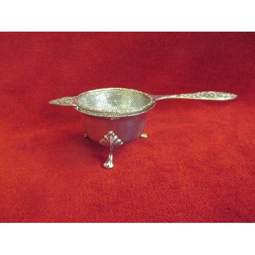 35 - GOOD QUALITY STERLING SILVER TEA STRAINER ON STAND BY DAVID HOLLANDER AND SON, BIRM 1972. THE HANDLE... 