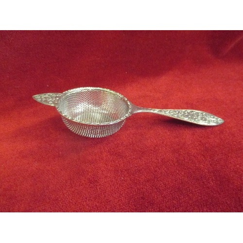 35 - GOOD QUALITY STERLING SILVER TEA STRAINER ON STAND BY DAVID HOLLANDER AND SON, BIRM 1972. THE HANDLE... 