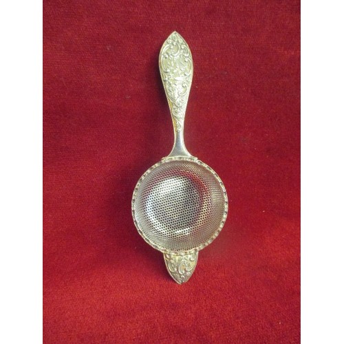 35 - GOOD QUALITY STERLING SILVER TEA STRAINER ON STAND BY DAVID HOLLANDER AND SON, BIRM 1972. THE HANDLE... 