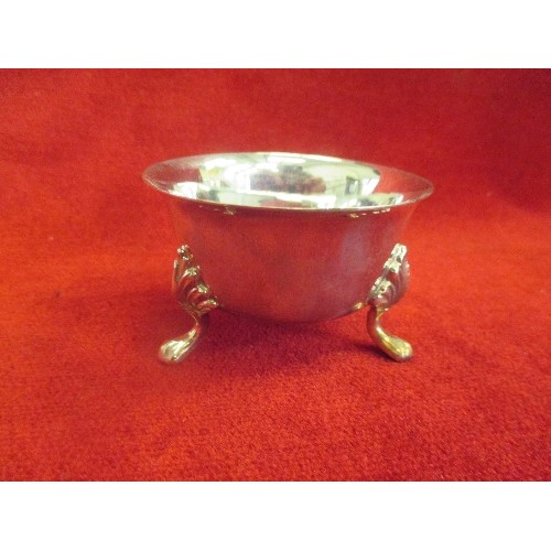 35 - GOOD QUALITY STERLING SILVER TEA STRAINER ON STAND BY DAVID HOLLANDER AND SON, BIRM 1972. THE HANDLE... 