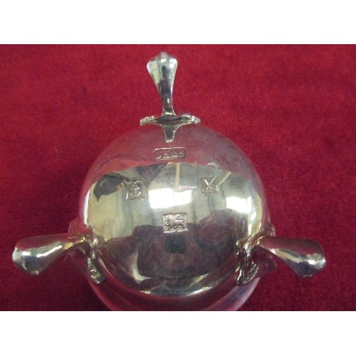 35 - GOOD QUALITY STERLING SILVER TEA STRAINER ON STAND BY DAVID HOLLANDER AND SON, BIRM 1972. THE HANDLE... 