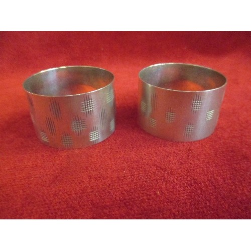 38 - PAIR OF CONTEMPORARY STYLE STERLING SILVER NAPKIN RINGS, BIRM 1973, H BROS, ENGRAVED WITH A HASH DES... 