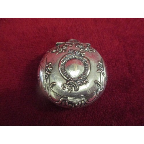 53 - A PRETTY EDWARDIAN SILVER METAL ROUGE POT OR COMPACT, WITH MIRROR - GILT LINED - THE BACK DECORATED ... 