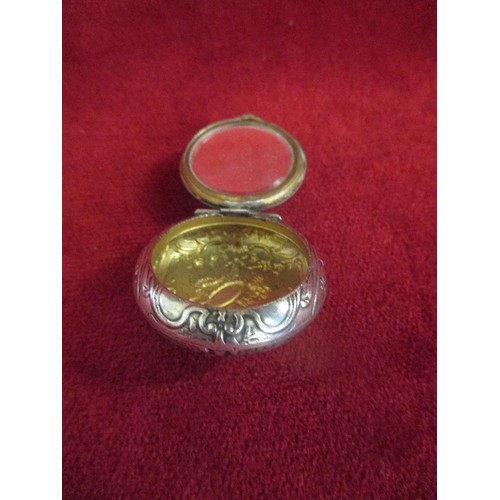 53 - A PRETTY EDWARDIAN SILVER METAL ROUGE POT OR COMPACT, WITH MIRROR - GILT LINED - THE BACK DECORATED ... 