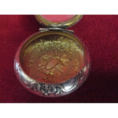 53 - A PRETTY EDWARDIAN SILVER METAL ROUGE POT OR COMPACT, WITH MIRROR - GILT LINED - THE BACK DECORATED ... 