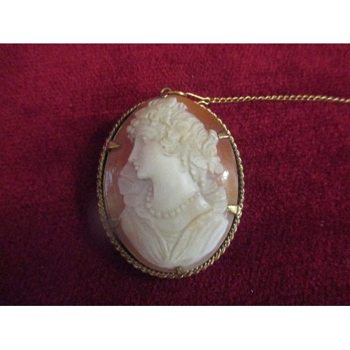 61 - BEAUTIFUL LARGE VICTORIAN CAMEO BROOCH CARVED WITH A REGENCY LADY, PINCHBECK MOUNT - 4.5CM X 3.5CM T... 