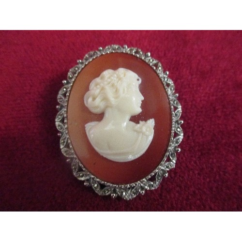 61 - BEAUTIFUL LARGE VICTORIAN CAMEO BROOCH CARVED WITH A REGENCY LADY, PINCHBECK MOUNT - 4.5CM X 3.5CM T... 