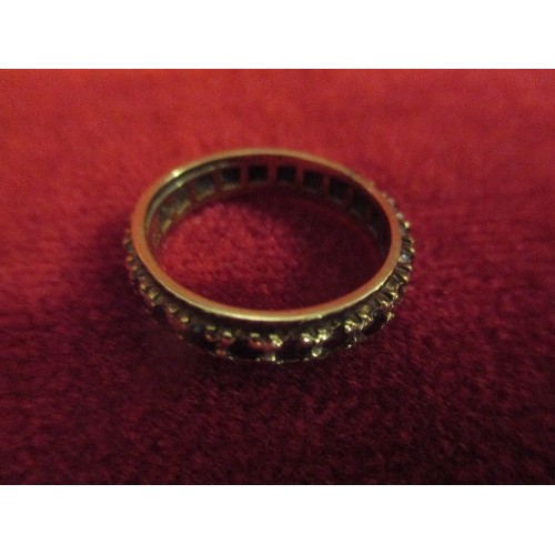 65 - 9CT GOLD AND GARNET ETERNITY RING - SIZE O/P - 3.4 GRAMS