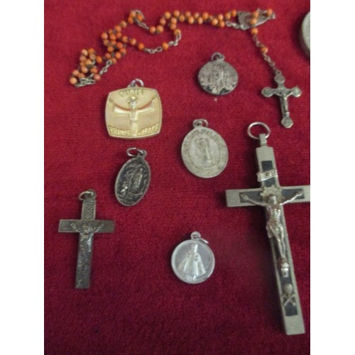 71 - A COLLECTION OF VINTAGE CATHOLIC RELIGIOUS DEVOTIONAL ITEMS INCLUDING SOUVENIRS FROM LOURDES, A FREN... 