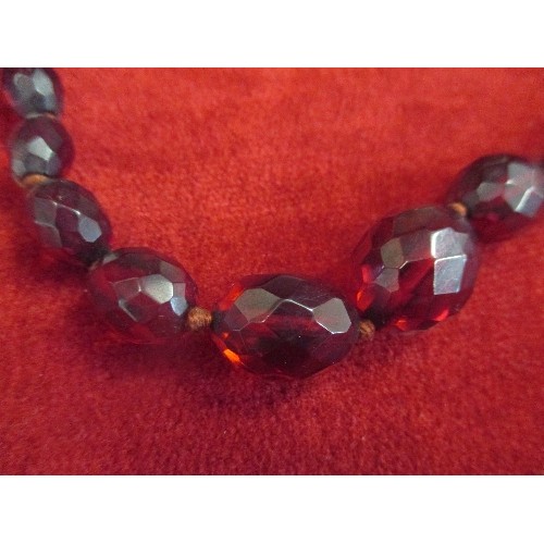 92 - 1930'S BAKELITE CHERRY AMBER FACETED BEAD NECKLACE WITH SCREW CLASP - 40CM