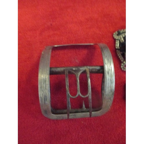 91 - THREE ANTIQUE BUCKLES INC A GEORGIAN SILVER SHOE BUCKLE,FLUTED DESIGN WITH BEADED EDGE - SPLIT TO ON... 