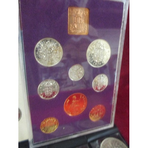 193 - ELIZABETH II COINS INCLUDING A COINAGE OF GREAT BRITAIN AND NORTHERN IRELAND PROOF SET, 1970, 2 X BR... 