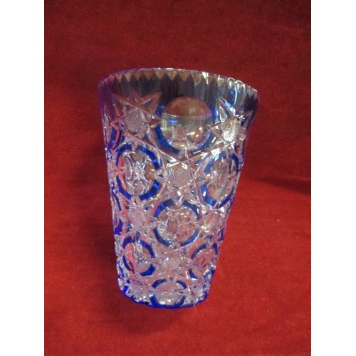 180 - A SUPERB QUALITY BOHEMIAN CZECH CRYSTAL VASE WITH COBALT BLUE FLASHING - 20CM