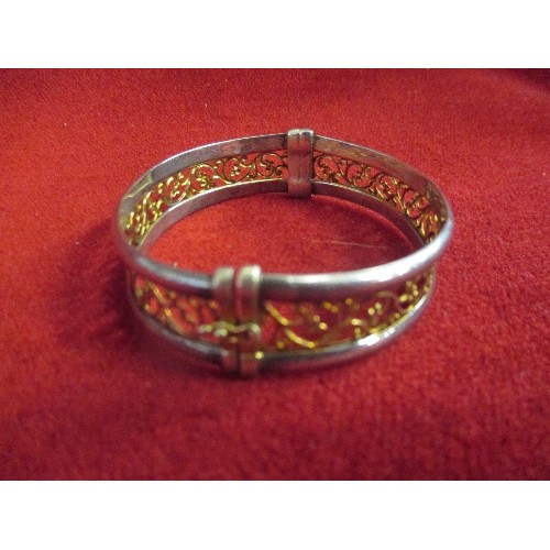 106 - AN UNUSUAL STERLING SILVER AND SILVER GILT FILIGREE BRACELET - THE SILVER BORDER WITH SHEFFIELD HALL... 