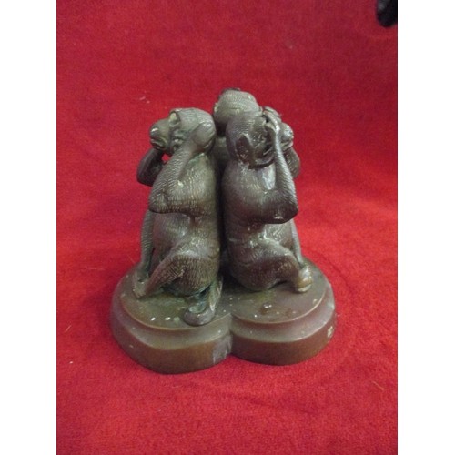 85 - 19TH CENTURY BRASS GROUP OF THE  THREE WISE MONKEYS ON A TREFOIL BASE - EARLY REPAIR TO BASE - 13CM ... 