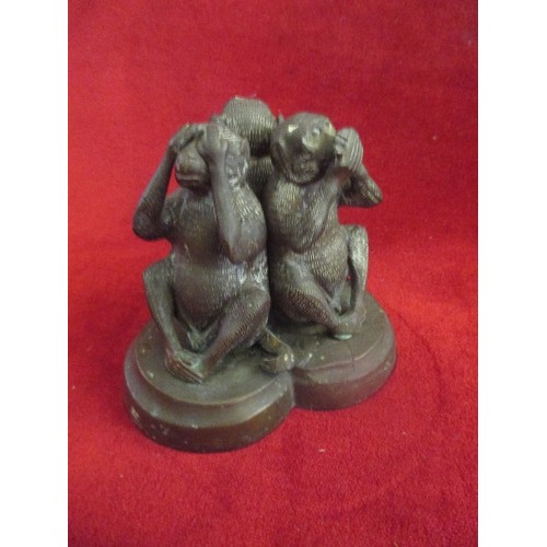 85 - 19TH CENTURY BRASS GROUP OF THE  THREE WISE MONKEYS ON A TREFOIL BASE - EARLY REPAIR TO BASE - 13CM ... 