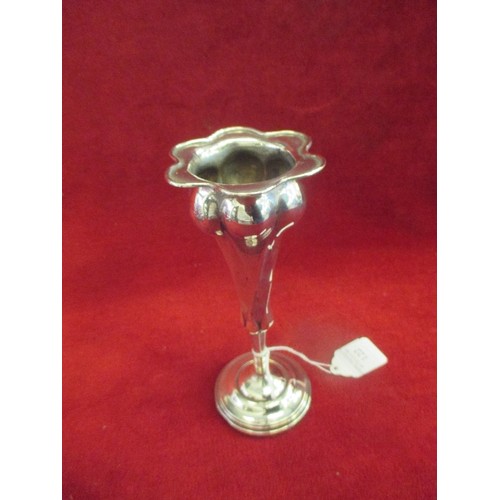 122 - A THOMAS LEVESLEY HEAVY SILVER ART NOUVEAU STEM VASE SHEFFEILD 1900 LOVELY SHAPE