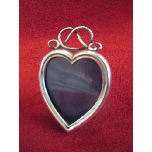 88 - STERLING SILVER HEART SHAPED PHOTOGRAPH FRAME, LONDON 1897, GEORGE HOWSON, WITH EASEL BACK. 7CM H