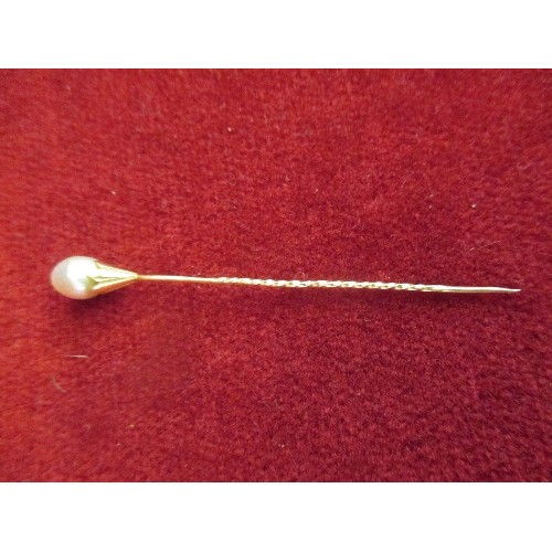 109 - A BEAUTIFUL 19TH CENTURY BAROQUE PEARL AND GILT STICK PIN (TESTS AS 18CT).6CM