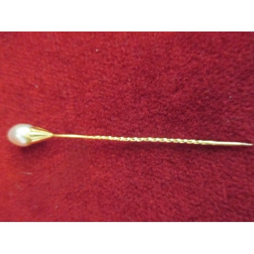 109 - A BEAUTIFUL 19TH CENTURY BAROQUE PEARL AND GILT STICK PIN (TESTS AS 18CT).6CM