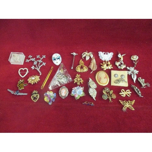 143 - SELECTION  OF COSTUME JEWELLERY, SOME VINTAGE INCLUDING A MOTHER OF PEARL LEAF BROOCH, MARCASITE BRO... 