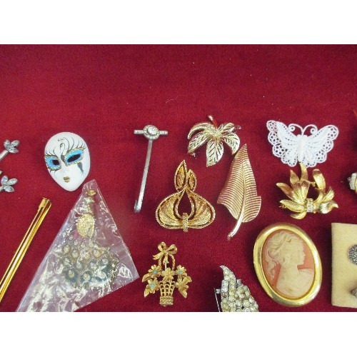 143 - SELECTION  OF COSTUME JEWELLERY, SOME VINTAGE INCLUDING A MOTHER OF PEARL LEAF BROOCH, MARCASITE BRO... 